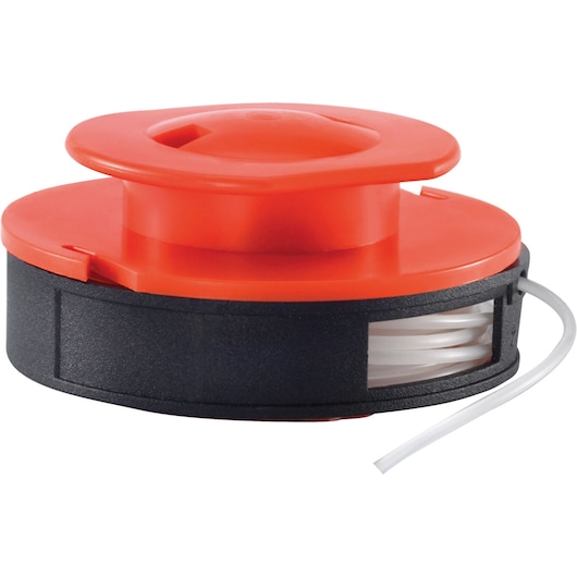 Gros plan sur une bobine de remplacement pour coupe-bordures BLACK+DECKER avec un dessus orange et une base noire, montrant le fil de coupe blanc enroulé qui dépasse.