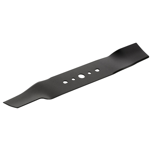 Une lame de remplacement pour tondeuse à gazon BLACK+DECKER, photographiée sur fond blanc. La lame est en métal avec un design légèrement incurvé et angulé, et comporte plusieurs trous de fixation au centre.