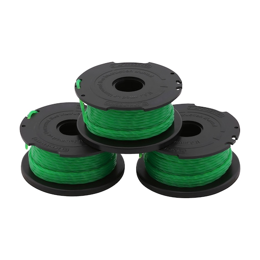 Trois bobines de remplacement BLACK+DECKER avec du fil vert pour outils de jardinage, empilées ensemble.