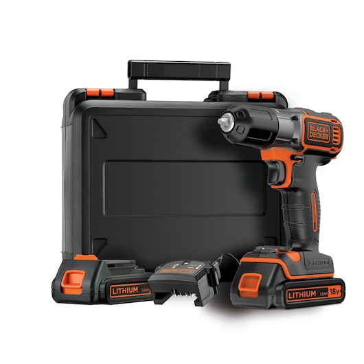 BLACK+DECKER draadloze boorset met 18V lithiumbatterijen, oplader en een stevige zwarte draagkoffer. De boormachine en accessoires hebben zwarte en oranje accenten.