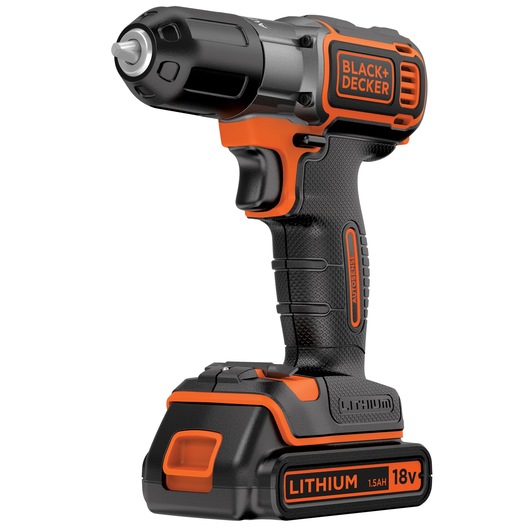 Een BLACK+DECKER draadloze boormachine met een zwart en oranje ontwerp, voorzien van een lithium-ion batterij met de aanduiding 18V 1.5Ah.