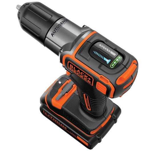 Een draadloze BLACK+DECKER boormachine met Autosense-technologie en lithium-ion batterij. De boormachine is zwart en oranje met zichtbare batterij-indicator en ergonomisch ontwerp.