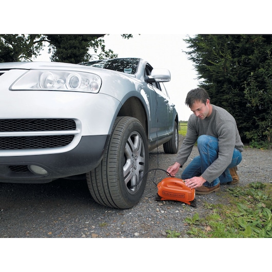 BLACKDECKER ASI200 oranje draagbare luchtcompressor vult autoband buiten