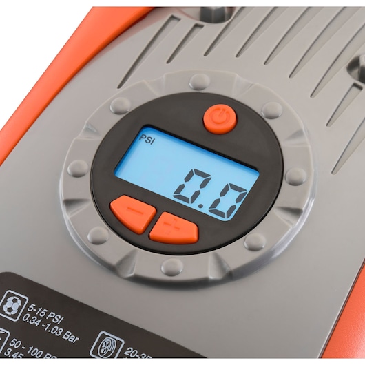 Close-up foto van het digitale display van de BLACKDECKER ASI300 luchtcompressor met oranje bedieningsknoppen en PSI-weergave.