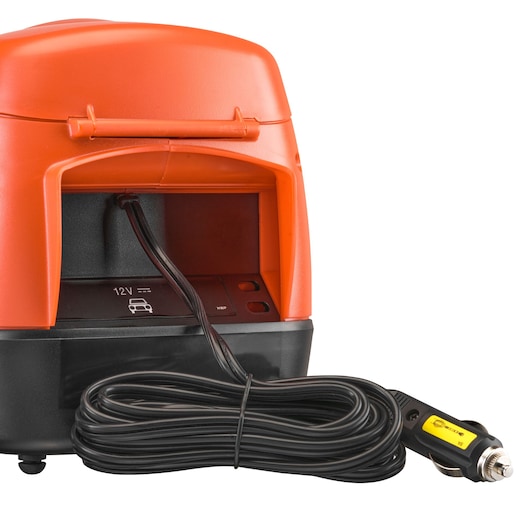 BLACKDECKER ASI300 draagbare luchtcompressor in oranje en zwart, vooraanzicht op witte achtergrond met 12V autoadapterkabel.