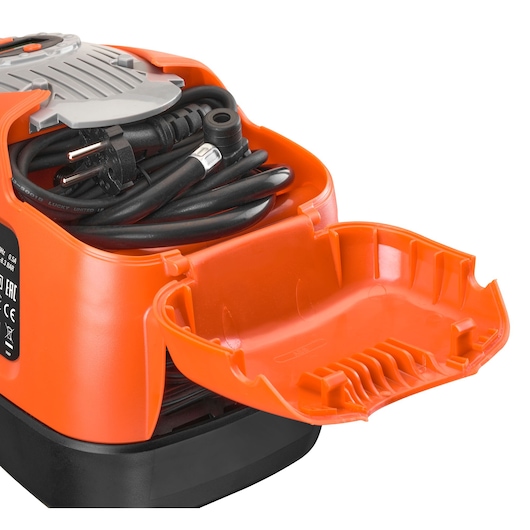 BLACKDECKER ASI300 luchtcompressor close-up, oranje opbergvak met opgerolde zwarte voedingskabel, witte achtergrond.