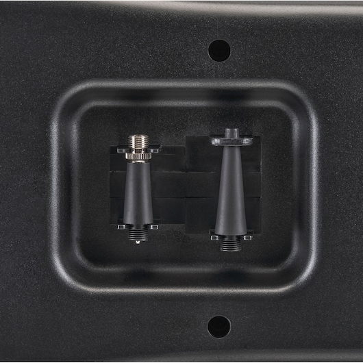 Close-up van BLACKDECKER ASI300 luchtdrukcompressor met naald- en ventieladapters in ingebouwd vak.