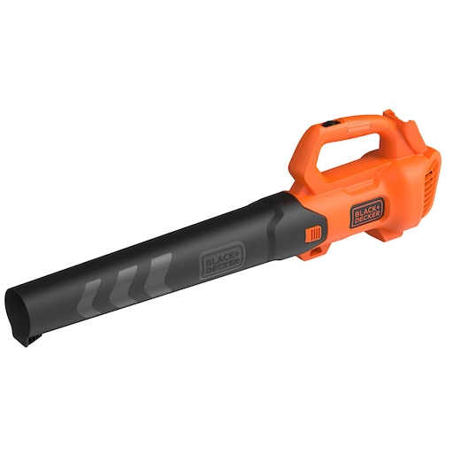 Een draadloze bladblazer van BLACK+DECKER met een oranje handgreep en zwarte mondstuk, weergegeven tegen een witte achtergrond.