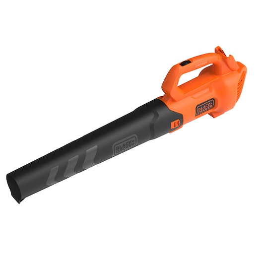 Un souffleur de feuilles sans fil BLACK+DECKER avec un design orange et noir, montrant la poignée et la buse sur un fond blanc.