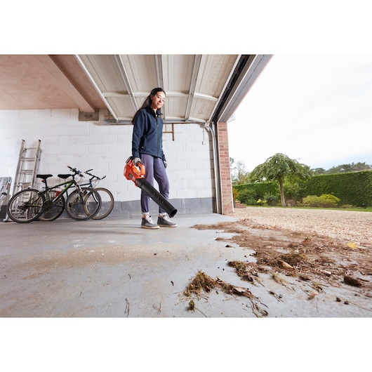 BLACKDECKER BCBL200L bladblazer in gebruik, verwijdert vuil van garagevloer, buitensituatie.
