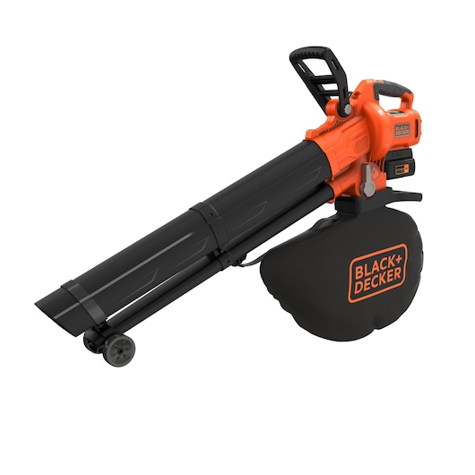 Een draadloze bladblazer en -zuiger van BLACK+DECKER met een zwarte opvangzak en een mondstuk met wielen, in een oranje en zwart ontwerp.