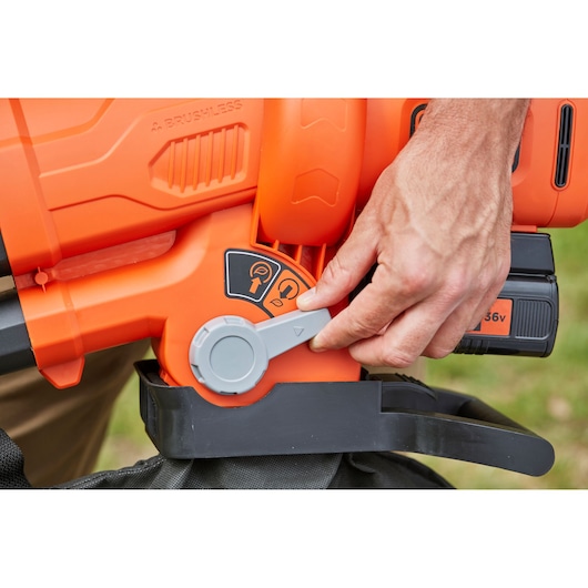 Foto van BLACKDECKER BCBLV36B bladblazer close-up met bedieningshendel en batterijgedeelte.