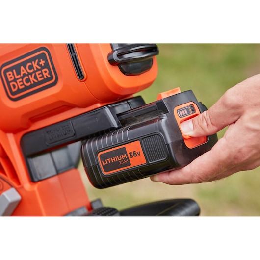 BLACKDECKER BCBLV36B lithium 36V batterij die in oranje draadloos gereedschap wordt geplaatst, close-up.