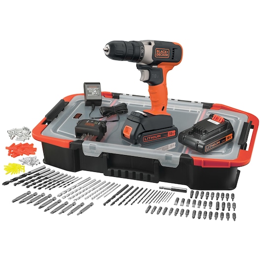 Een BLACK+DECKER 18V draadloze boormachine set getoond op een stevige draagkoffer. De set bevat de draadloze boormachine, twee lithiumbatterijen, een acculader, diverse boorbits, schroefbits, pluggen, schroeven en andere accessoires. Alle items zijn netjes gerangschikt voor de koffer.