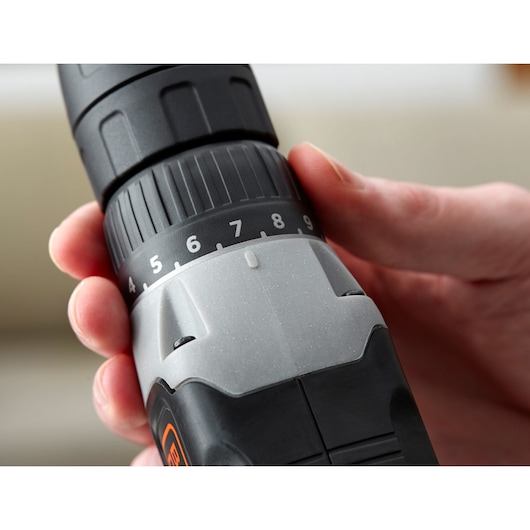 Photo en gros plan de la perceuse sans fil BLACKDECKER BCD001C1 avec réglages de couple, catégorie Photographie.