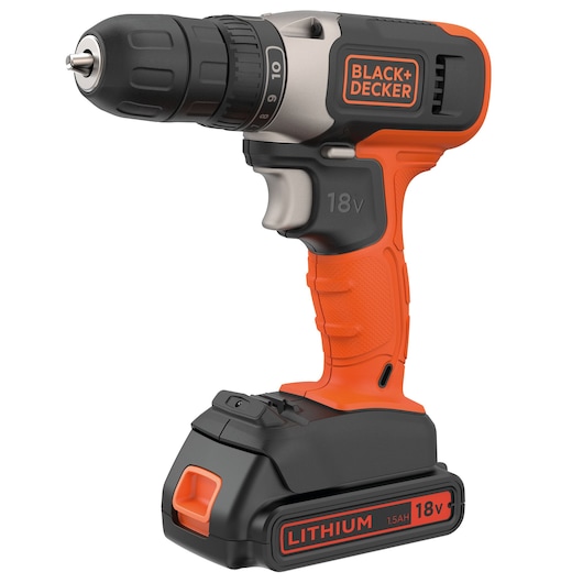 Een BLACK+DECKER draadloze boormachine met een oranje en zwart ontwerp, voorzien van een 18V 1,5Ah lithiumbatterij en een ergonomische handgreep.