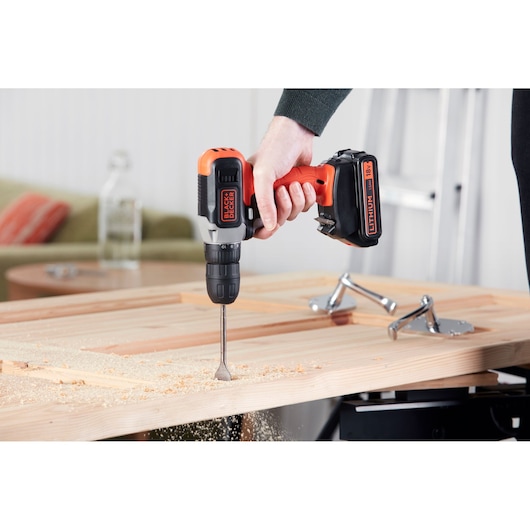 Photo de la perceuse sans fil BLACK+DECKER BCD001C2 en utilisation pour percer du bois, vue rapprochée.