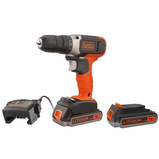 Een BLACK+DECKER draadloze boorset, inclusief een oranje-zwarte 18V lithium-ion boormachine, een acculader en twee 18V lithium-ion accu’s.
