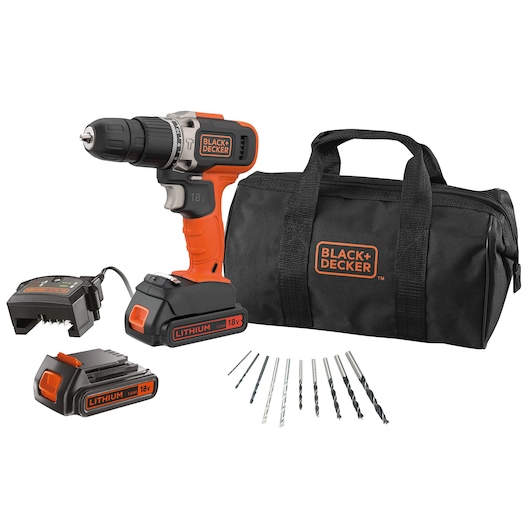 BLACK+DECKER draadloze boorset, inclusief een 18V lithium-ion boormachine, twee accu's, een oplader, een zwarte draagtas met logo en een set boorbits vooraan opgesteld.