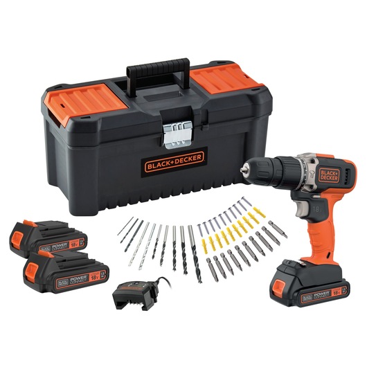 BLACK+DECKER draadloze boorkit met een oranje en zwarte gereedschapskist, een draadloze boormachine, twee batterijen, een oplader en verschillende boortjes en accessoires.