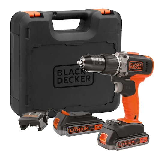 Een BLACK+DECKER draadloze boormachine set met een 18V lithium batterij, inclusief twee batterijen, een oplader en een zwarte draagkoffer.