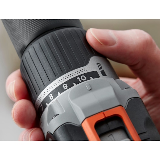 Photo en gros plan de la bague de réglage du couple de la perceuse sans fil BLACKDECKER BCD003ME2K avec chiffres et gâchette orange.