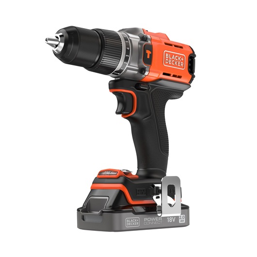 Photo de la perceuse sans fil BLACK+DECKER BCD383D1 18V, noire et orange, angle latéral sur fond blanc.