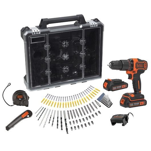 Een BLACK+DECKER draadloze boorset, bestaande uit een 18V draadloze boormachine, twee accu's, een acculader, een hard plastic draagkoffer, een meetlint, een stanleymes, diverse boorbits, schroefbits, inbussleutels en pluggen, alles netjes uitgestald.