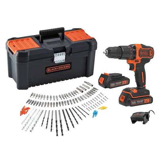 Un kit de perceuse sans fil BLACK+DECKER comprenant une perceuse noire et orange, deux batteries rechargeables, un chargeur, une boîte à outils noire et orange, et divers forets, embouts de tournevis et chevilles murales disposés soigneusement devant.