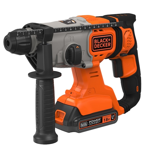 Foto van BLACK+DECKER BCD900E2K snoerloze boorhamer, oranje en zwart, zijaanzicht met handgreep en accu zichtbaar.