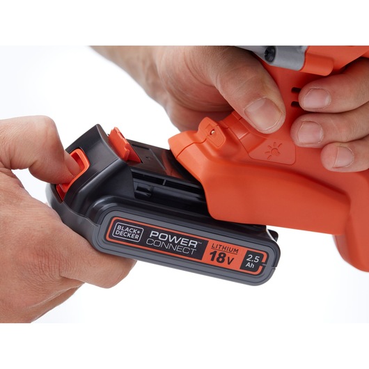 Gros plan sur l’outil BLACK+DECKER BCD900E2K avec batterie lithium 18V 2,5Ah POWERCONNECT insérée.