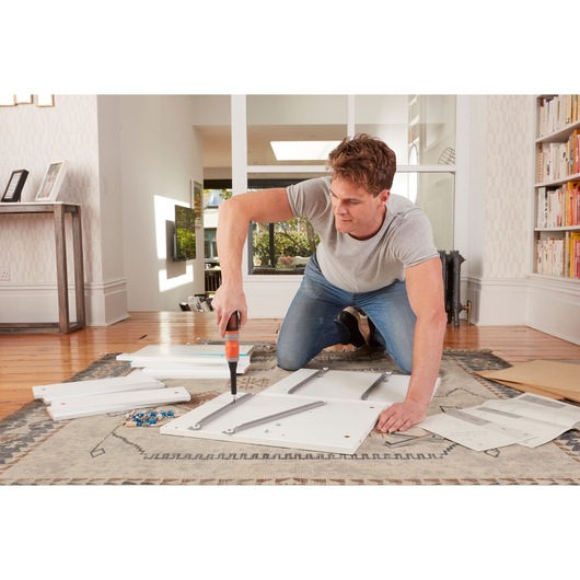 BLACKDECKER BCF603C tournevis sans fil utilisé pour assembler des meubles en intérieur, catégorie Photographie.