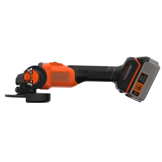 Een draadloze haakse slijper van BLACK+DECKER met een oranje en zwart ontwerp, voorzien van een 18V batterijpakket aan de onderkant.