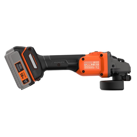Zijaanzicht van een BLACK+DECKER snoerloze haakse slijper met een 18V lithiumaccu. Het gereedschap heeft een zwart-oranje ontwerp en een koolborstelloze motor.