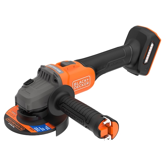 Een draadloze BLACK+DECKER haakse slijper met een oranje en zwart ontwerp, waarbij de handgreep, schijf en batterijvak zichtbaar zijn.