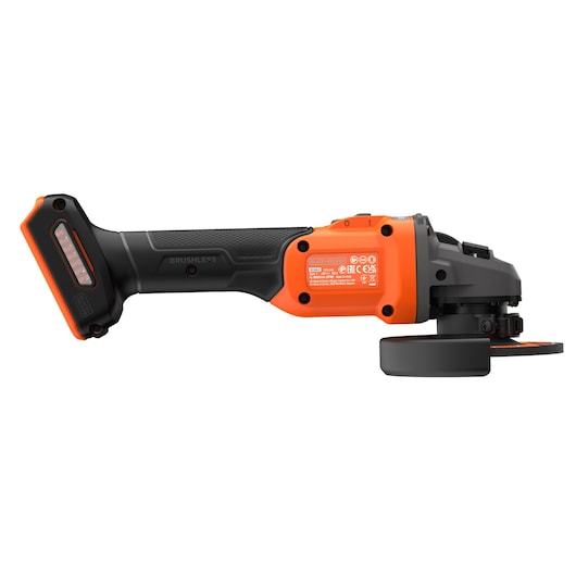 Een draadloze BLACK+DECKER haakse slijper met een borstelloze motor, zwart met oranje ontwerp en een zichtbare schijf.