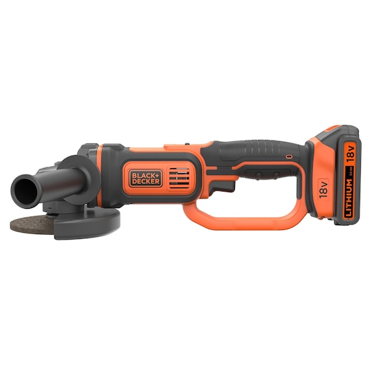 Een BLACK+DECKER draadloze haakse slijper met een 18V lithium batterij, een ergonomisch zwart met oranje ontwerp en een zijhandgreep.