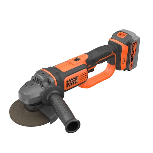 Een BLACK+DECKER draadloze haakse slijper met een 18V lithiumbatterij, voorzien van een zwart-oranje ergonomisch ontwerp en een zijhandgreep voor extra controle.