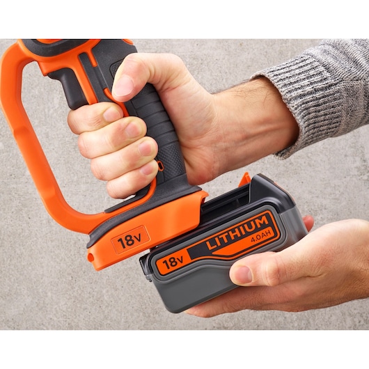 BLACKDECKER BCG720M1 18V lithium accu die in elektrisch gereedschap wordt geplaatst, close-up zijaanzicht.
