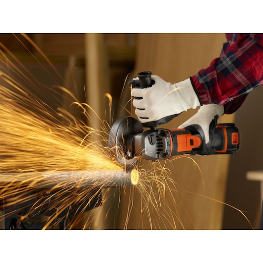 BLACKDECKER BCG720N draadloze haakse slijper snijdt metalen buis, vonken, close-up weergave.