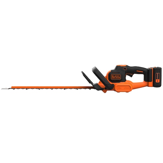 BLACK+DECKER snoerloze heggenschaar met een oranje en zwarte behuizing, voorzien van een 36V lithium batterij en een lang snijblad.