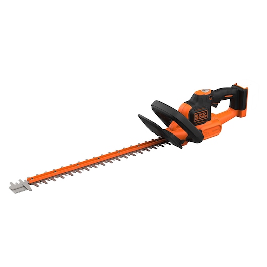 Un taille-haie sans fil orange et noir avec une longue lame et une poignée ergonomique, de la marque BLACK+DECKER.