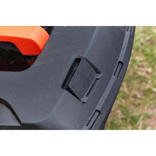 Panneau de commande de tondeuse BLACKDECKER BCMW3336N avec bouton stop en plastique noir, vue en angle