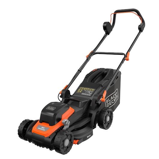 Een elektrische grasmaaier van BLACK+DECKER met een zwart-oranje ontwerp, voorzien van een handvat en vier wielen. Het apparaat toont merklogo en technische details op de behuizing en heeft een grasopvangbak aan de achterkant.