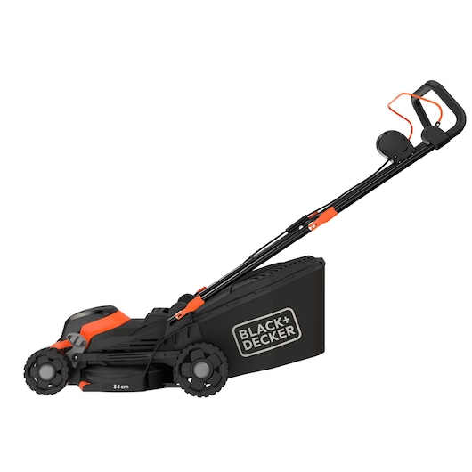 Een BLACK+DECKER grasmaaier met een zwart en oranje ontwerp, voorzien van een opvangbak aan de achterkant en een handvat met een oranje kabel.