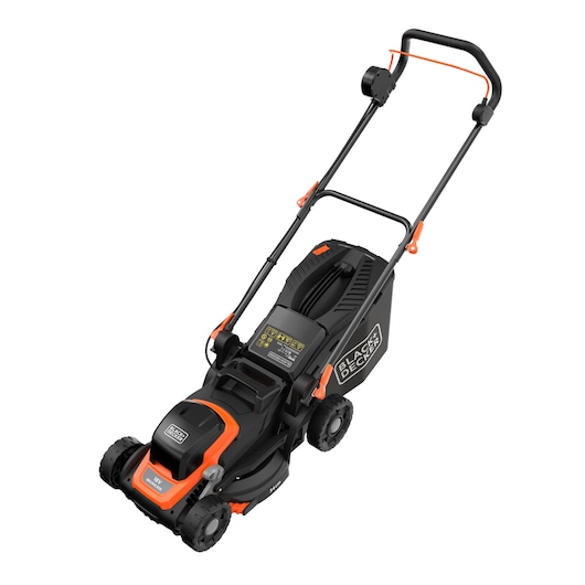 Een BLACK+DECKER grasmaaier met een zwart-oranje kleurenschema, voorzien van een grasopvangzak en verstelbare hendel.