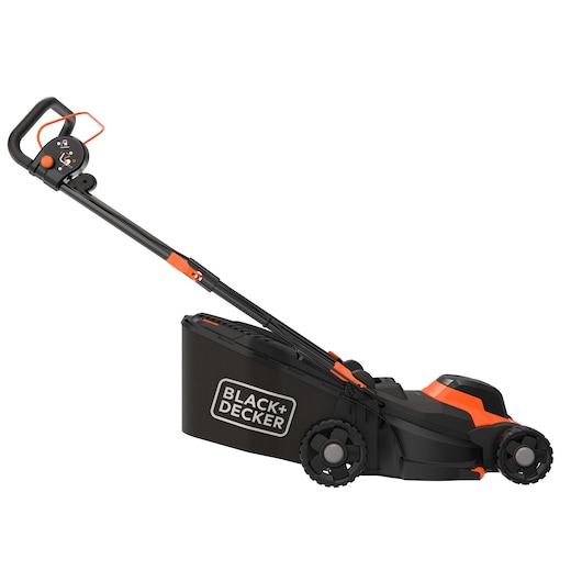 Een grasmaaier van het merk BLACK+DECKER met een lange hendel, weergegeven in zijaanzicht. De maaier is zwart en oranje gekleurd en heeft een grasopvangbak aan de achterkant.