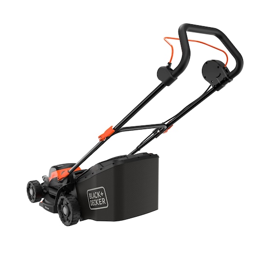 Een BLACK+DECKER grasmaaier met een grote grasopvangbak, zwarte en oranje uitstraling en een ergonomisch gevormde hendel.