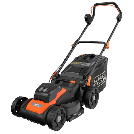 Een BLACK+DECKER draadloze grasmaaier met een zwart-oranje ontwerp, voorzien van een grasopvangbak aan de achterkant en een stevige duwbeugel.