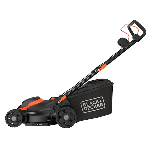 Een BLACK+DECKER elektrische grasmaaier met een maaibreedte van 40 cm, te zien van de zijkant. De maaier is zwart met oranje accenten en heeft een grasopvangbak aan de achterkant.